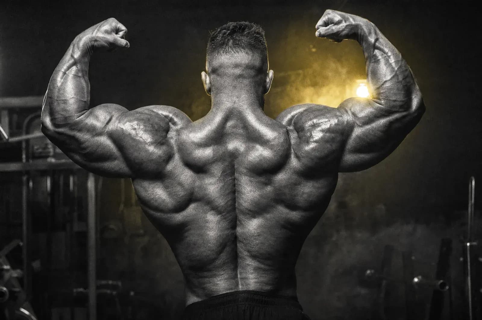 Masívny kulturista v póze back double biceps
